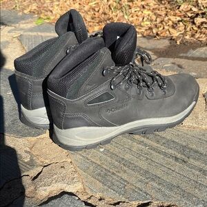 Columbia Men's Gray and Black Outdoor Boots size 10